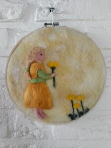 wolschilderij in borduurring paardenbloem